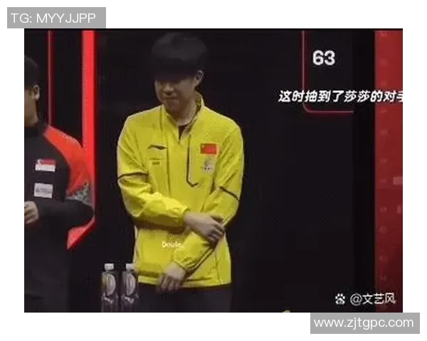 球星在激烈对抗中意外摔倒,镜头捕捉瞬间引发球迷热议 球星在激烈对抗中意外摔倒,镜头捕捉瞬间引发球迷热议